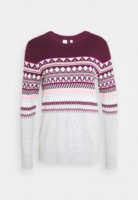 Bordeaux-rot und grauer gestrickter Pullover mit geometrischem Muster aus Rauten und Streifen. Lange Ärmel, runder Halsausschnitt, weicher Textur.