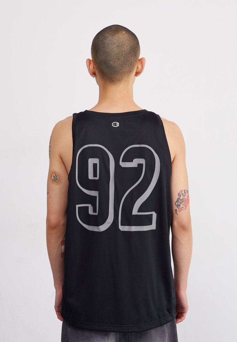 Juoda tinklinė krepšinio marškinėliai su dideliu pilku numeriu "92" ant nugaros, apvaliu kaklu ir be rankovių dizainu. Savybėje yra logotipas ant kaklo.