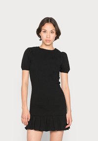 Vestido preto com corpete ajustado e textura franzida, mangas bufantes e uma bainha rodada e com pregas. Feito de um tecido macio e elástico.