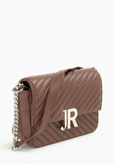 Borsa a tracolla in ecopelle marrone trapuntata con logo "JR" in metallo argentato, tracolla a catena e chiusura a pattina.