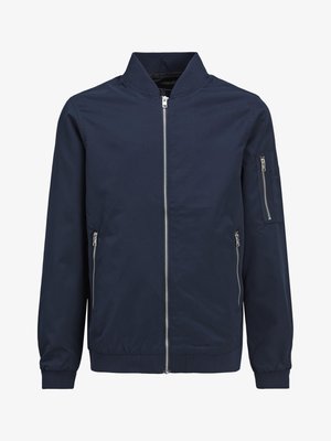 Sötétkék bomber dzseki elülső cipzárral, bordázott mandzsettákkal és aljjal, oldalsó zsebekkel, valamint egy cipzáras zsebbel a bal ujjon.