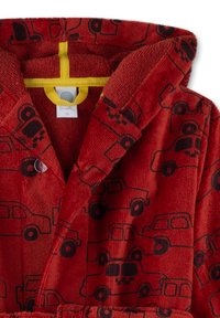 Roter Frottee-Bademantel mit Kapuze, der mit einem Muster aus schwarzen Autos verziert ist. Enthält eine gelbe Hals-Schlaufe und ein silbernes Knopfdetail.
