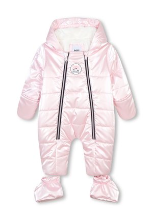 Combinaison d'hiver rose en duvet avec capuche, dotée d'un intérieur doux, de fermetures éclair noires et d'un adorable logo sur la poitrine. Comprend des couvre-pieds.