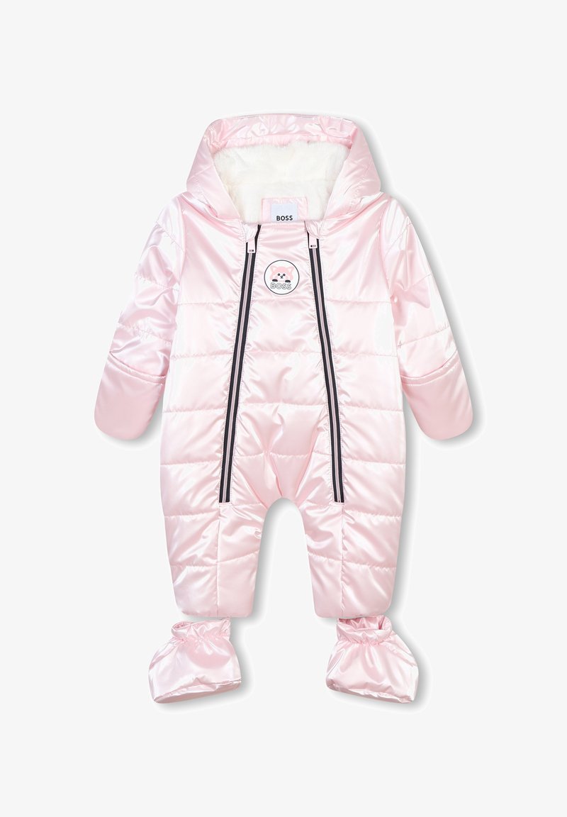 Combinaison d'hiver rose en duvet avec capuche, dotée d'un intérieur doux, de fermetures éclair noires et d'un adorable logo sur la poitrine. Comprend des couvre-pieds.