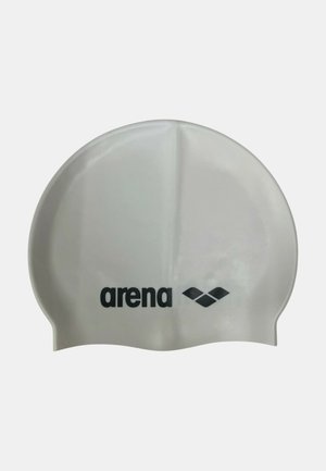 Cuffia da nuoto in silicone bianca con logo nero "arena" e simbolo a tre diamanti centrato su una superficie piatta.