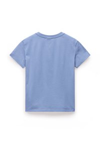 Lyseblå bomulds T-shirt med korte ærmer, rund hals og lige kant. Glat tekstur uden mønstre eller detaljer.