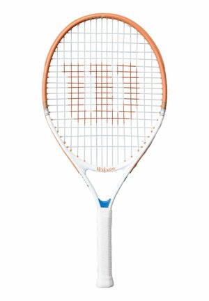 Raqueta de tenis Wilson con marco blanco y naranja, empuñadura blanca y logotipo naranja "W" tejido en las cuerdas.