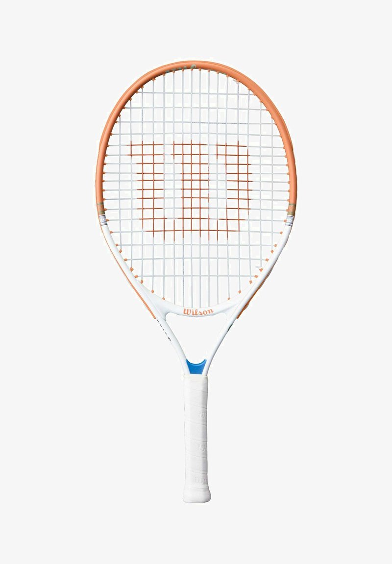 Raquette de tennis Wilson avec un cadre blanc et orange, une poignée blanche et un logo "W" orange tissé dans les cordes.