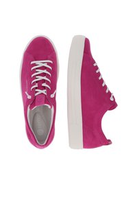Rosa Wildledersneaker mit weißen Schnürsenkeln und einer strukturierten weißen Sohle. Das Design ist niedrig geschnitten mit einer abgerundeten Zehenpartie und dezentem Branding an der Seite.