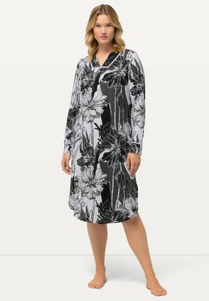 Camicia da notte con stampa floreale, caratterizzata da un ampio colletto, maniche lunghe, colori bianco e nero e una vestibilità rilassata, realizzata in tessuto morbido.
