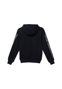 Zwarte hoodie met witte tekst die verticaal langs beide mouwen loopt, geribbelde manchetten en tailleband, weergegeven vanuit de achterkant.