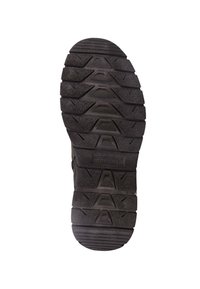 Suela de zapato de goma negra con patrones de banda de rodadura profunda, que presenta formas geométricas en relieve y acentos para mayor agarre. Superficie texturizada y logotipo visible.