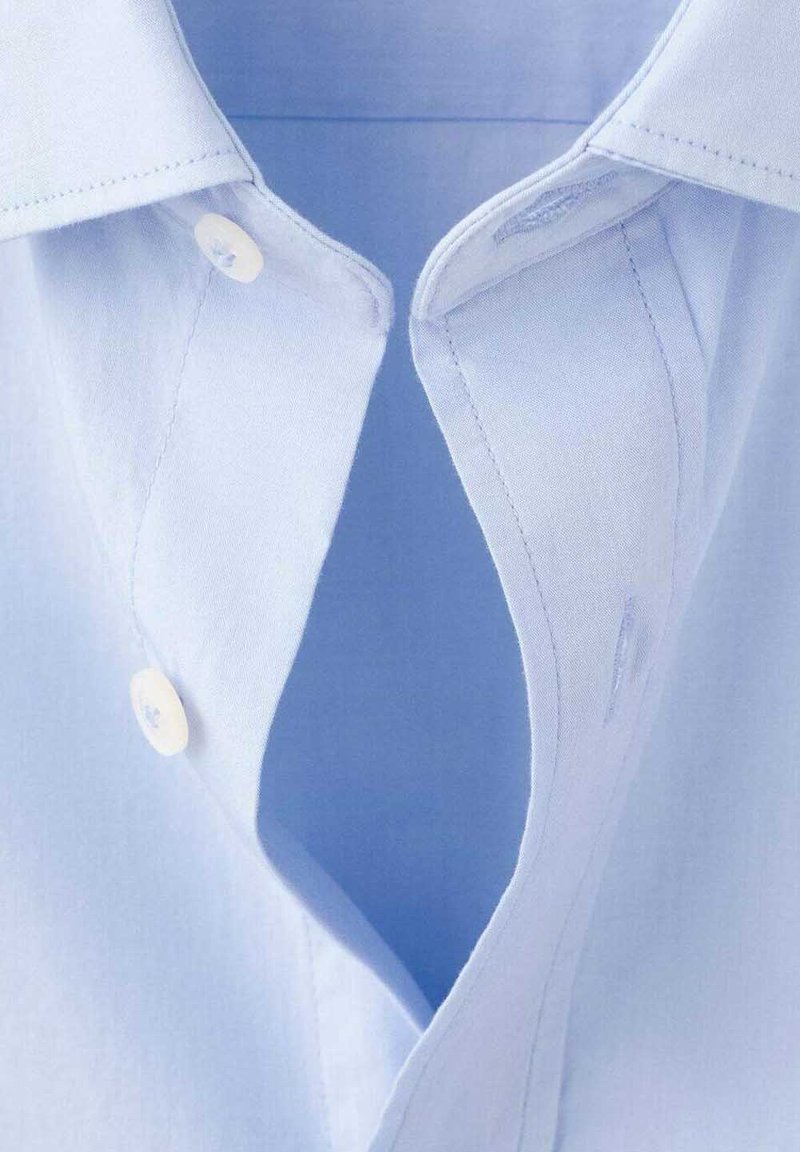 Camicia azzurro chiaro con colletto a punta, bottoni bianchi, tessuto liscio e cuciture pulite con una lieve lucentezza.