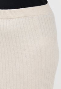 ONLY Carmakoma CARJEANETT LIFE SKIRT - Ozko oprijeto krilo - birch