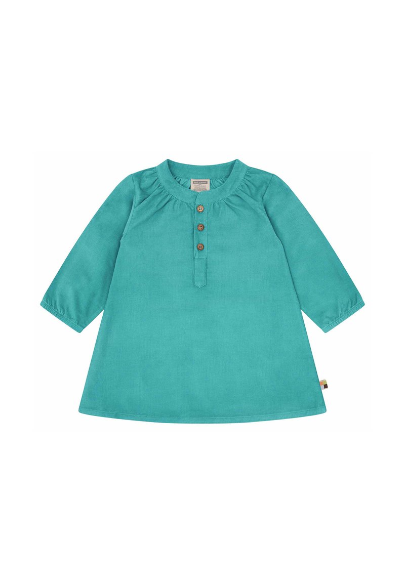 Abito lungo a maniche lunghe color teal con scollatura rotonda, dettagli con bottoni e tessuto arricciato sulle spalle. Presenta un orlo curvo e una texture morbida.