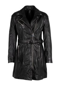 Dlouhý černý kožený kabát s předním zipem, páskem v pase, zipovými kapsami na hrudi a bocích a širokým klopovým límcem.