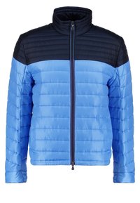 Blå pufferjacka med mörkblå axelpanel, vertikal quiltnig, hög krage, hel dragkedja och slät textur.