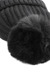 Schwarze gestrickte Mütze mit geripptem Muster und großem Kunstfellbommel oben. Weiches und dickes Material. Verfügt über einfarbiges Design.