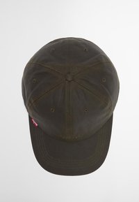 Boné de basebol verde-escuro com uma coroa arredondada, detalhes costurados e uma aba curvada. Apresenta orifícios de ventilação e uma pequena etiqueta de logotipo.