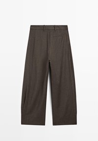 Pantalon marron droit avec passants pour ceinture et une seule poche passepoilée à l'arrière, vu de dos sur fond blanc.
