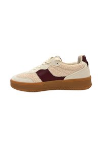 Casual sneakers met een crèmekleurige, gestructureerde stoffen bovenkant, bordeauxrode suede accenten en een bruine rubberen zool. Voorzien van platte veters en een ronde neus.