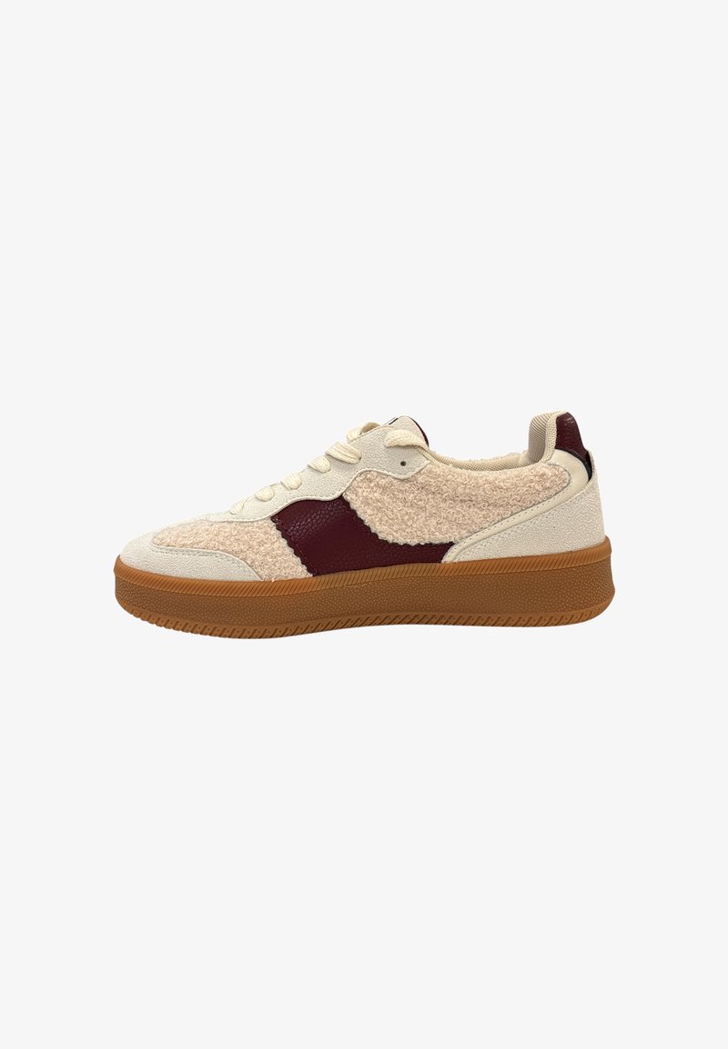 Casual sneakers met een crèmekleurige, gestructureerde stoffen bovenkant, bordeauxrode suede accenten en een bruine rubberen zool. Voorzien van platte veters en een ronde neus.