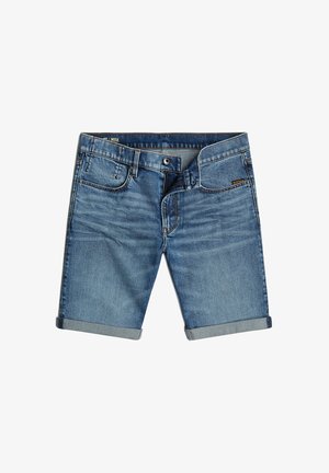Pantaloni corti in denim blu chiaro con risvolti, cinque tasche, cuciture a contrasto e chiusura con bottone. Texture liscia con una finitura sbiadita.