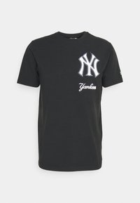 Czarny bawełniany t-shirt z białym haftowanym logo Yankees i napisem „Yankees” poniżej. Krótkie rękawy i okrągły dekolt.