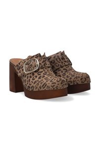Klippede sko med leopardprint, der har et suede ydre, en bred rem med en sølvspænde og en kraftig brun platformhæl.