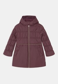 Manteau matelassé bordeaux avec capuche, présentant une fermeture éclair à l'avant, une taille élastique, deux poches latérales et une texture lisse et matelassée.