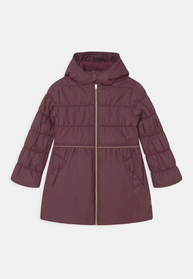 Manteau matelassé bordeaux avec capuche, présentant une fermeture éclair à l'avant, une taille élastique, deux poches latérales et une texture lisse et matelassée.