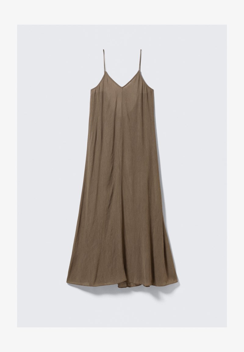 Robe marron fluide avec un décolleté en V et de fines bretelles spaghetti, confectionnée dans un tissu léger et texturé.