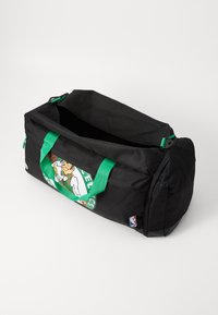 Juodas sportinis krepšys su žaliais rankenomis, puikuojantis Bostono "Celtics" logotipu. Pagamintas iš patvarios medžiagos, turi užtrauktuką ir erdvų vidų.