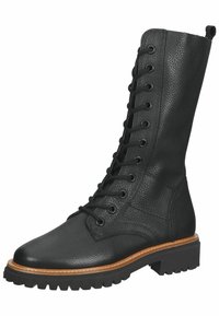 Botín negro de cuero hasta el tobillo con un acabado texturizado, parte delantera con cordones y suela resistente. Presenta una costura en color natural contrastante alrededor de la suela.