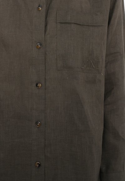 Καφετί πουκάμισο με κουμπιά φτιαγμένο από λινό με τσέπη και κεντημένη λεπτομέρεια "MM". Έχει σκούρα κουμπιά και υφασμάτινη υφή.