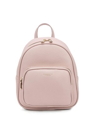 Zaino in pelle rosa chiaro con design arrotondato, hardware dorato, tasca anteriore con zip e finitura liscia. Doppi manici superiori.