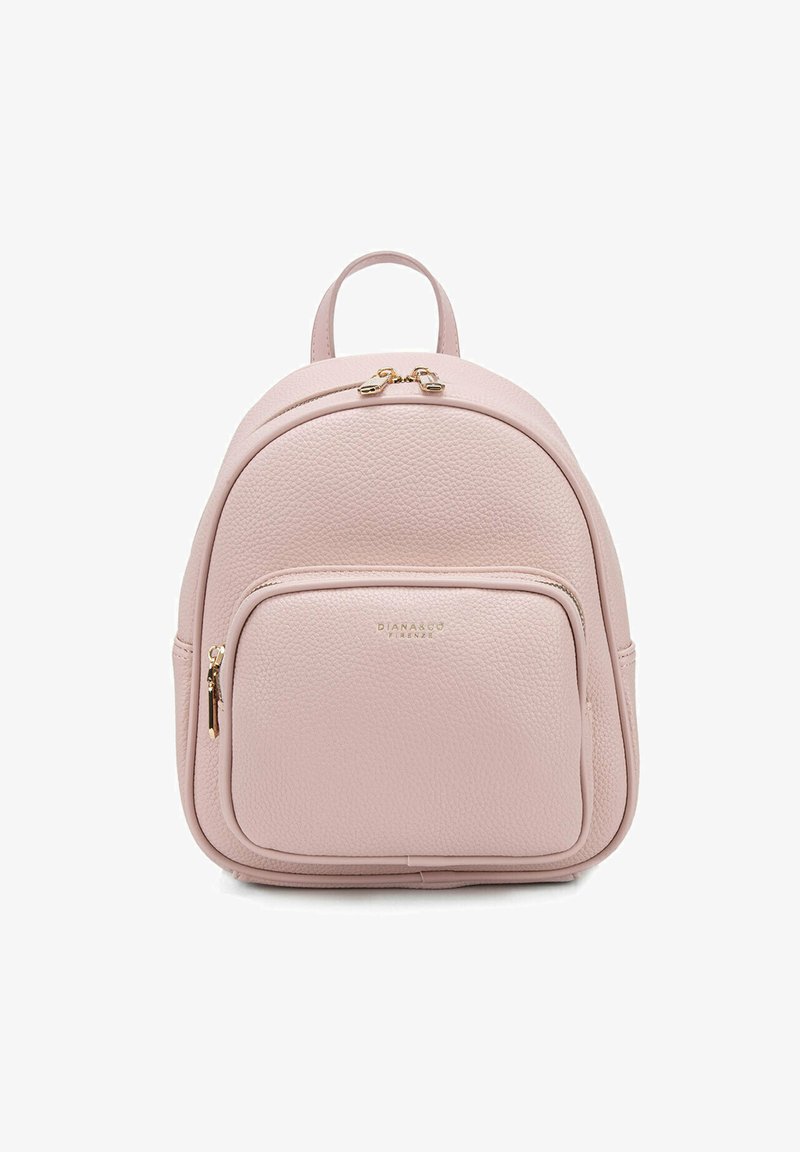Zaino in pelle rosa chiaro con design arrotondato, hardware dorato, tasca anteriore con zip e finitura liscia. Doppi manici superiori.