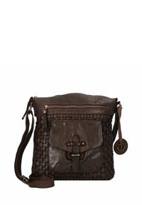 Borsa a tracolla in pelle marrone con texture intrecciata, tracolla regolabile, tasca con pattina frontale e accessori metallici.