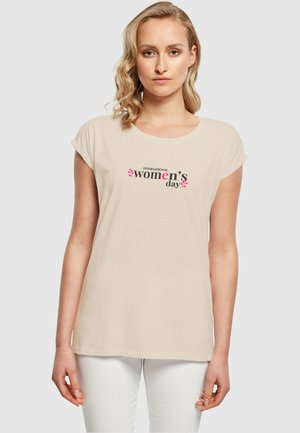 Merchcode INTERNATIONAL WOMEN'S DAY 5 EXTENDE - T-shirts med print - whitesand
