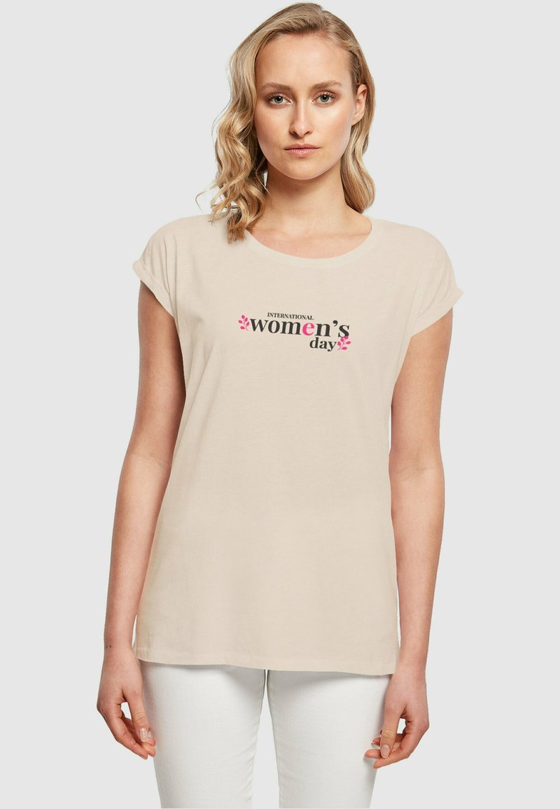 Merchcode INTERNATIONAL WOMEN'S DAY 5 EXTENDE - T-shirts med print - whitesand