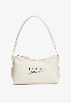 Bolso de hombro color crema con asa corta, cremallera plateada y logo "tommy jeans" en el frente.