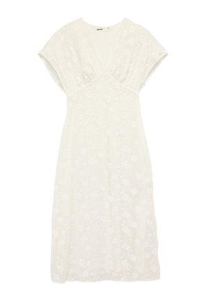 Biała sukienka do kolan z krótkimi rękawkami typu cap oraz delikatnym kwiatowym haftem, z dekoltem w kształcie litery V i dopasowaną talią.