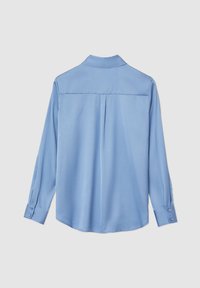 Camicia a maniche lunghe azzurro chiaro con colletto, dotata di cucitura sul retro e dettaglio a piega. Tessuto liscio e lucido con polsini con bottone.