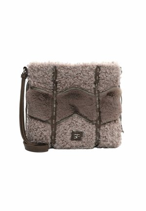 Brun crossbody taske har en tekstureret, blød overflade med bølget design og læderdetaljer. Inkluderer en aftagelig rem og logo-tryk.