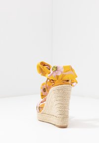 Ted Baker Sandali con tacco - yellow