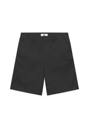 Juodi šortai, pagaminti iš lengvos medžiagos, su sagčių užsegimu, dviem šoninėmis kišenėmis ir švariu, tiesiu kirpimu.