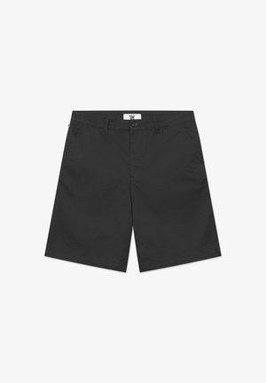 Juodi šortai, pagaminti iš lengvos medžiagos, su sagčių užsegimu, dviem šoninėmis kišenėmis ir švariu, tiesiu kirpimu.