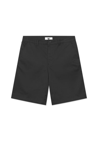 Shorts noirs en tissu léger, dotés d'une fermeture à bouton, de deux poches latérales et d'un design épuré et droit.