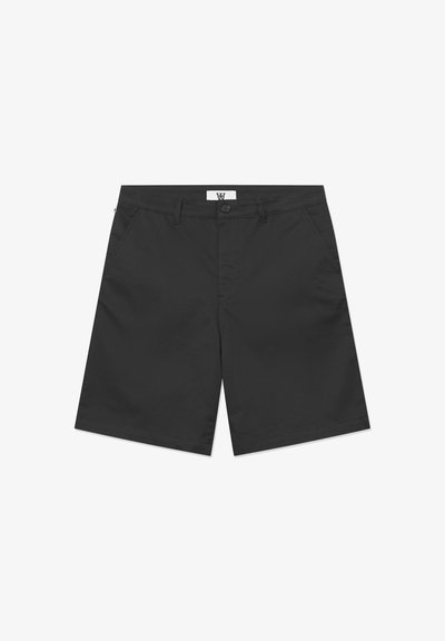 Shorts noirs en tissu léger, dotés d'une fermeture à bouton, de deux poches latérales et d'un design épuré et droit.