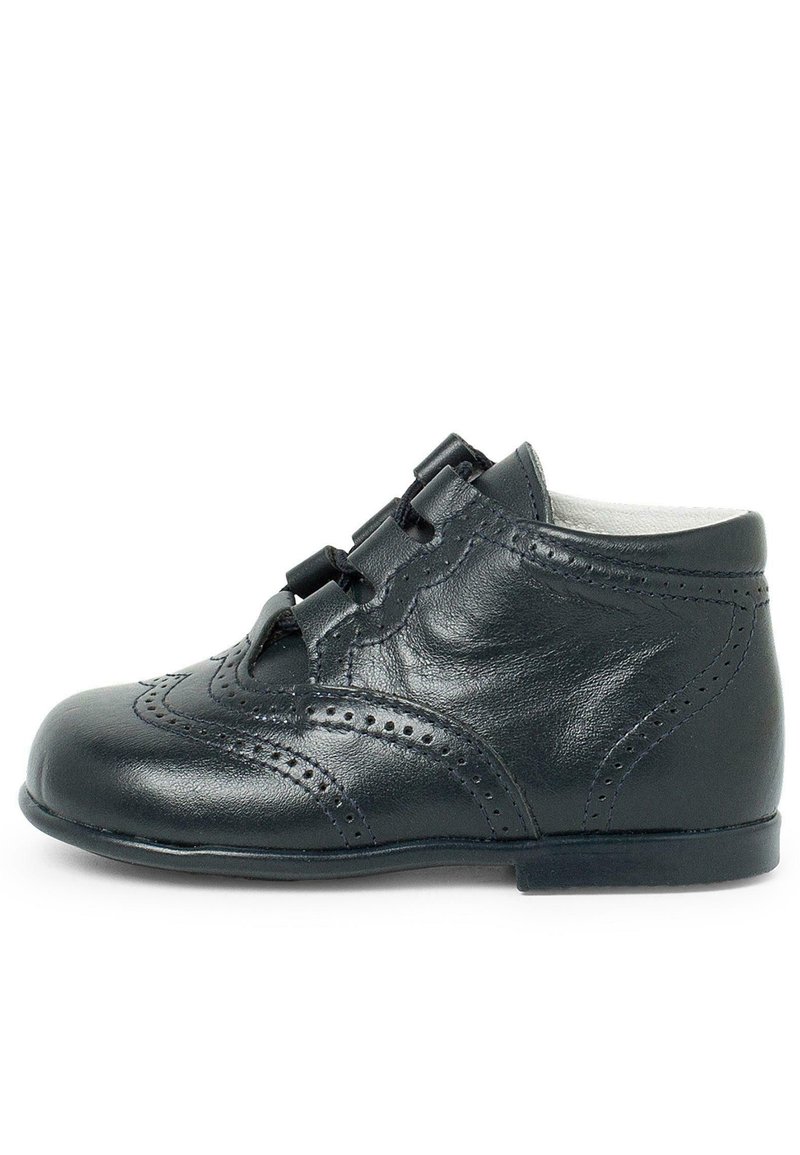 Scarpa nera in pelle con dettagli decorativi brogue, design con lacci, tacco basso e interno imbottito per il comfort.